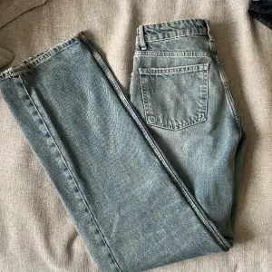 Jeans från Zara som bara använts 1 gång. Fin tvätt som ser lite vintage ut och sköna. Storlek 34💕🧸