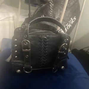 Snygg väska  - Säljer dena snygga väskan från Zara som inte säljs längre, bra skick säljer på grund av att jag har tröttnat på den🩷 även öppen för byten💓