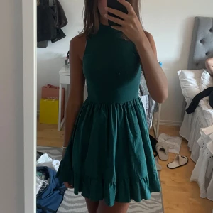 Mörkgrön klänning - Jättefin klänning från zara i mörkgrön färg. Ribbad uppe med volangkjol, endast använd en gång🤍