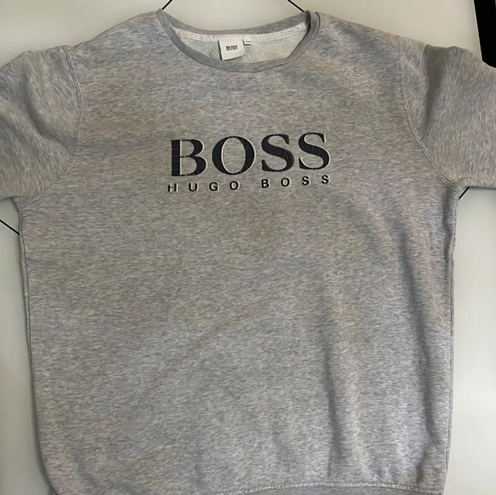 Hej säljer en Hugo boss tröja som då inte kommer till användning om det är nåt skriv bara där nere😃. Tröjor & Koftor.