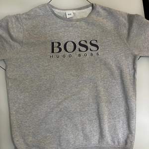 Hej säljer en Hugo boss tröja som då inte kommer till användning om det är nåt skriv bara där nere😃