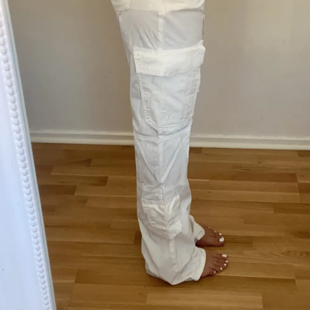 Säljer nu mina vita cargo byxor som är inköpta 2022 från zara 😇 Byxorna är endast använda 1-2 gånger och i ny skick, dragkedjorna på byxorna funkar även de.   Byxorna är i storlek 34 och skulle sitta perfekt i längd för någon som är ca 165 ❤️. Jeans & Byxor.