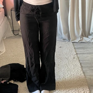 satinbyxor  - byxor i satin från hm, använda men väldigt bra skick midjehöjd: låg/medel 