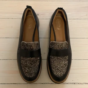 Loafers Clark’s 39 - Fina, mkt sparsamt använda loafers i läder  från Clarks. Perfekta vår/höst skorna! Tyvärr passar de inte min fot annars hade jag haft dem jämt. Lättvitkssula, bekväm passform, mjuk i lädret. Strl 39