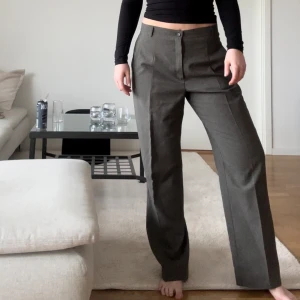 Gråa kostymbyxor - Gråa vintage kostymbyxor. Aldrig använda av mig. Sinnessjukt fin kvalite och passform, liknar lite djerf avenues💕