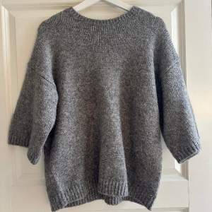 Säljer en grå stickad kortärmad tröja som bara används ett fåtal gånger! Den är i väldigt bra kvalite!🩷