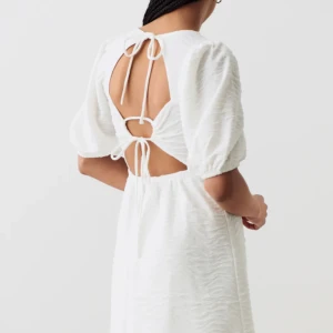 Studentklänning - En jättefin vit klänning som jag använt en gång på min student! Har en jättefin öppen rygg. Är 176cm och den va på gränsen för kort på mig, men jag kunde hoppa utan problem🥳