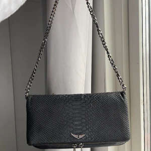 Zadig väska  - Fin liten väska från Zadig & Voltaire, väskan är fortfarande i bra skick men den är ändå rätt använd därav billigt pris plus att jag råkat tappa äkta bevisen men kvitto finns kvar. Märket har även vissa dessfekter vilket också påverkar priset  