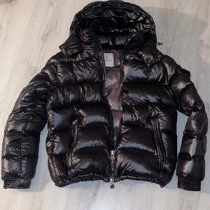 Moncler Maya - Moncler Maya, super kvalite och går inte att hitta bättre, helt i nyskick pga att jag ska köpa en större storlek!  Storlek: Size 2 