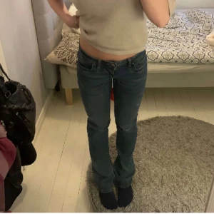 Ltb jeans  - Säljer dessa Ltb jeans som jag köpte här men de va tyvärr för stora 😫 jätte snygga ! Lappen är bortklippt men förra säljaren skrev 27/34  Skriv om du vill ha egna bilder ! Syns inte att dem är använda så skulle säga att de är ny skick ! 