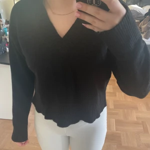 Stickad tröja  - Stickad tröja från BikBok. Använd ca 2-3 gånger så i bra skick. Storlek xs. 