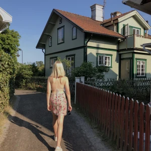 Gullig blommig kjol🌸 - Säljer denna jättefina kjol från Otter stories, köptes för 850 och inte köpas längre. Tyvärr kommer den inte användning, pris kan diskutera vid snabb affär🫶🏻