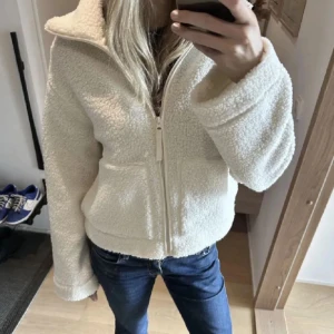 Teddy jacka  - Teddy jacka från hm som är efterfrågad 