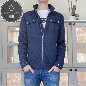 Field jacka  - Tja, säljer nu denna sjukt feta field jackan i stl M! Hör av dig vid frågor eller funderingar eller för fler bilder!