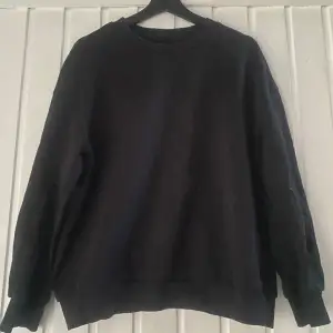 En enkel och hyfsad tjock tröja i storlek medium. Väldigt skön i materialet, säljer för att den inte kommer till användning 😁