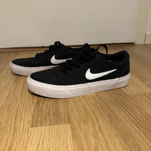 Nike SB sneakers  - Svarta nike sneakers storlek 36. Använda ett fåtal gånger. 