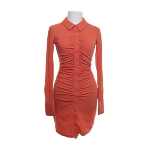 Orange klänning från bikbok - Super snygg klänning från bikbok som är perfekt nu till våren och sommaren🥰