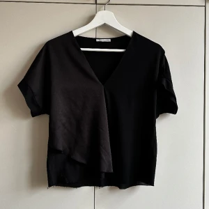 Svart t-shirt/blus - Svart t-shirt/blus från Zara. I använt men gott skick. 