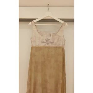 Klänning - Säljer denna coola och unika klänning, storlek S. 