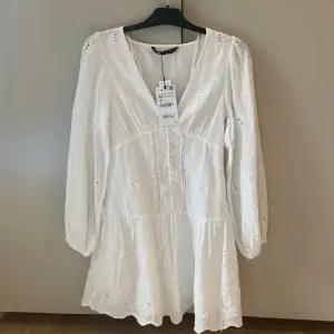 SÖKER!!! efter denna zara klänning i XS/S. Hör gärna av dig om du säljer den!!💞💞💞