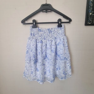 Söt Sommarkjol - Använd en eller två gånger så i bra skick! 🌸