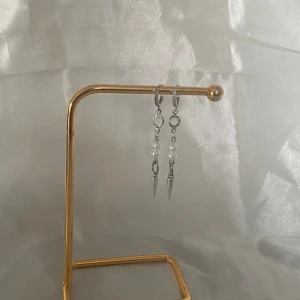 Nitörhängen  - Nitörhängen i rostfritt stål som är handgjorda och säljs i par ❤️🌟