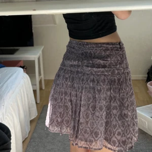 dkny kjol - supersöt kjol från DKNY i strl 14, skulle säga att det är som en xs. använd ca 2 ggr frågor? skriv till mig så löser vi💗