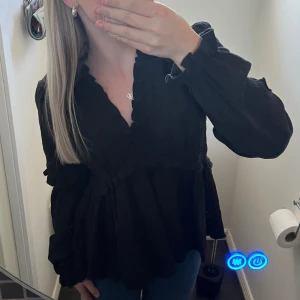 Jättefin blus från NA-KD - Blusen är i nyskick, den var tyvärr för stor för mig så aldrig använd!☺️ orginalpriset är 399