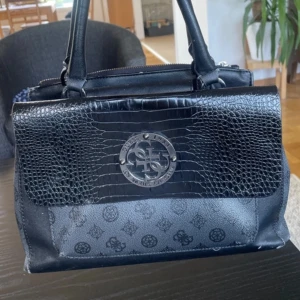 Guess handväska  - En svart handväska från guess. Många bra fack med beige insida. Handtagen är slitna. Pris kan diskuteras. #guess #handväska #dam #vintage