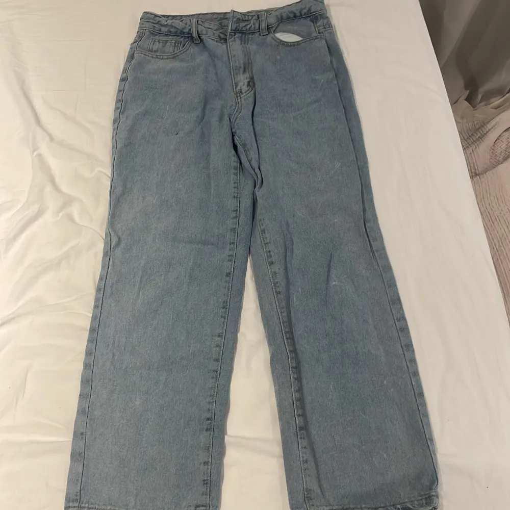 Baggy ljusblåa jeans i barnstorlek, kan också vara för vuxna . Jeans & Byxor.