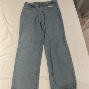 Ljusblåa jeans för barn - Baggy ljusblåa jeans i barnstorlek, kan också vara för vuxna 