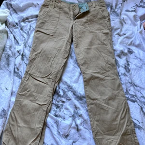 Mossimo Supply Co byxor - bra skick, lågmidjade, Svala/tunnt tyg. fick dem av en vän och jag själv har bara använt dem fåtal gånger. 