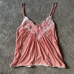 Linne rosa - Ett somrigt och gulligt linne ifrån bikbok i storlek M💞 Mycket fina och söta detaljer (se bilder)  Hör av er om ni har några frågor eller är intresserade 🥰🙏