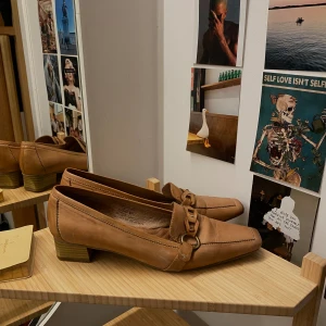 Vintage klackar - Oscania klackar i storlek 40, äkta skinn, ursnygga!