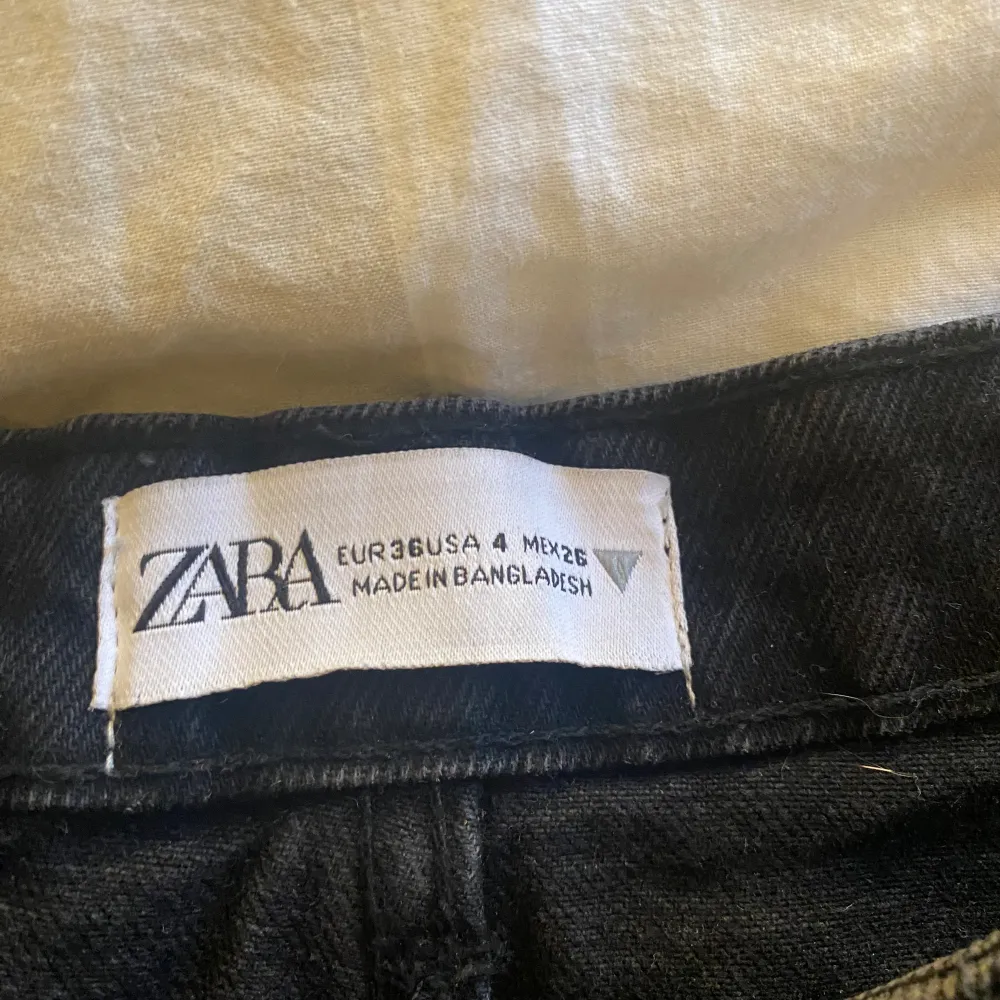 Jättesnygga svarta shorts från zara i storlek 36. De är bara använda ett par gånger🥰. Shorts.