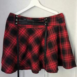 Red and black Tartan check-pattern mini skirt from shein. 0XL but probably morr like L. Too small for me. Not used
