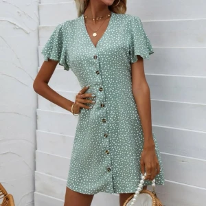 Klänning  - Säljer denna jättefina  klänning för bara 100kr, kommer inte till någon användning och är använd Max 3 gånger.