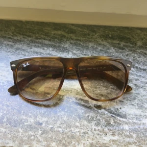Ray Ban Boyfriend  - 10/10 skick nästan aldrig använda köpta för 1500kr. 