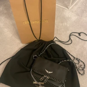 Zadig väska - Snygg Zadig väska! Perfekt nu till sommaren! Den är i toppen skick förutom att dom små silverdetaljerna är lite rostiga men inget man tänker på! Nypris 2500kr Dustbag osv följer inte med💕