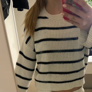 Stickad randig tröja  - Stickad randig tröja från kappahl nypris 300kr storlek 152 men är som en 158