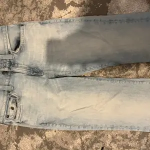 Ett par fina jeans perfekt sommar färg, 8/10 skick inga defekter som syns. Hör av er vid minsta intresse eller för fler bilder.
