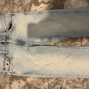 True religion jeans - Ett par fina jeans perfekt sommar färg, 8/10 skick inga defekter som syns. Hör av er vid minsta intresse eller för fler bilder.