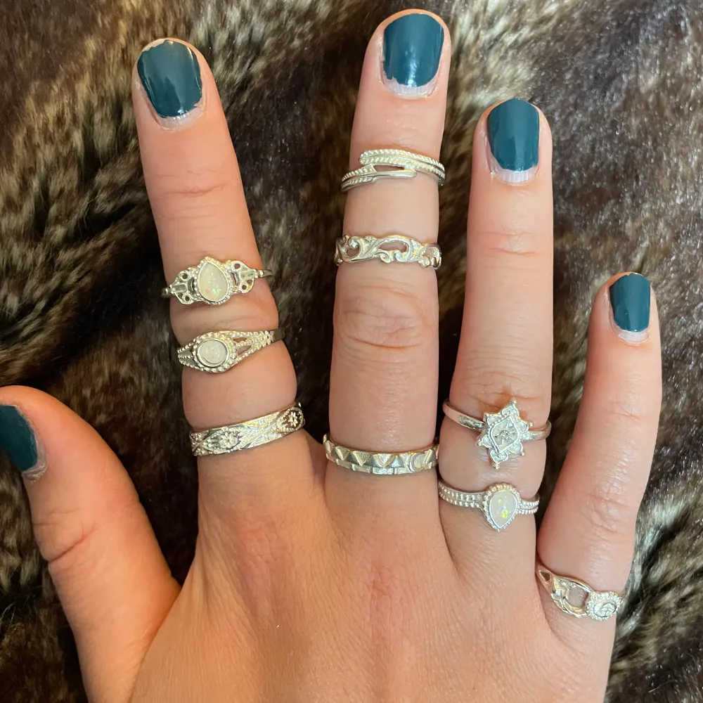 Säljer fina ringar som tyvärr inte kommer till använding🌸Den blåa ringen är en känslo-ring!🤗 1st-8kr Alla-50kr Beskriv vilken ring som du vill köpa genom exempelvis ”pekfinger mitten ringen”😊 🌸Skriv om du har några frågor🌸. Accessoarer.
