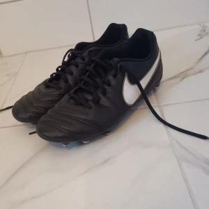 Nike Tiempo  - Riktigt fräscha fotbollsskor! Andvända 1 säsong. Storlek 42  Inga skador 