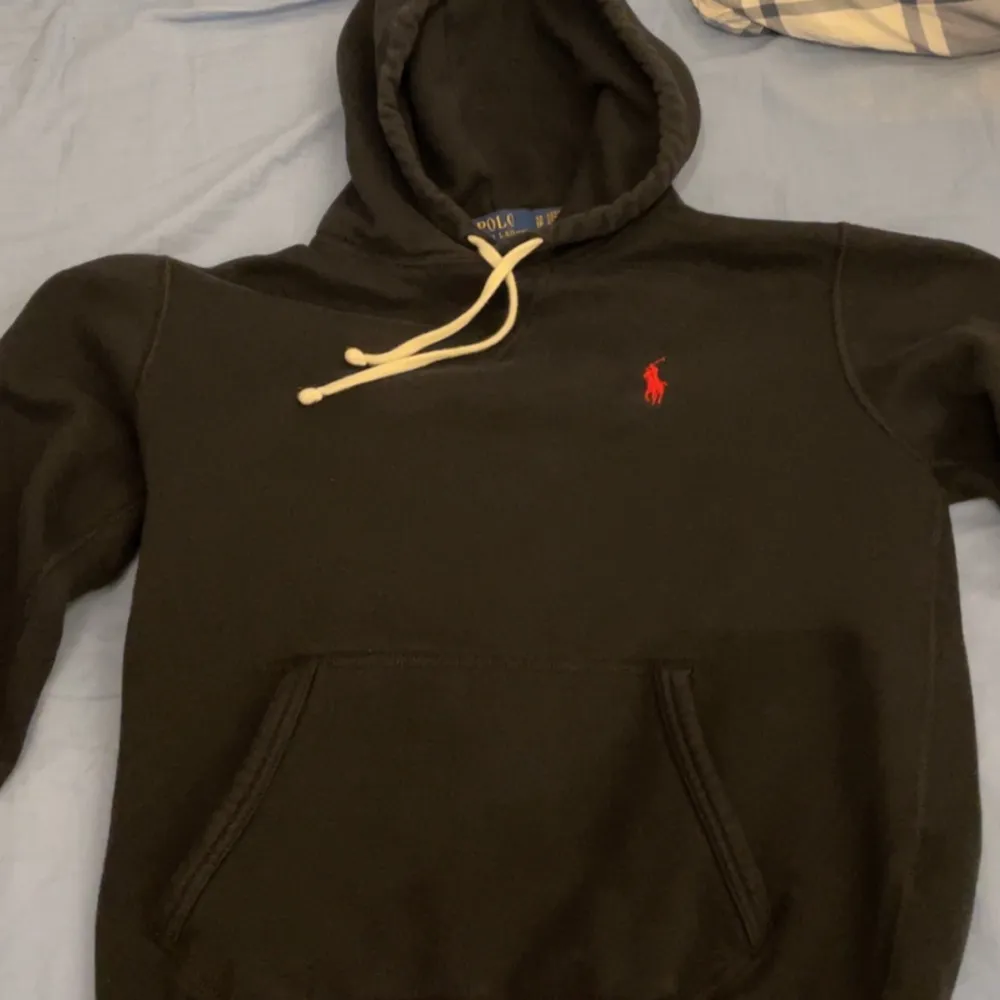 10/10 ralph lauren hoodie som är storlek XS men passar S, inga fel alls. Den är köpt för 1900kr.. Hoodies.