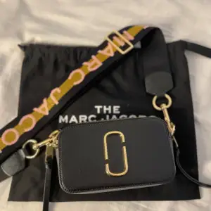 Marc Jacobs väskan i modell ”snapshot” i färgen new black multi, köpt för ca 4000kr. Använts Max 4 gånger och är därför i nyskick!💓💓(pris kan diskuteras)