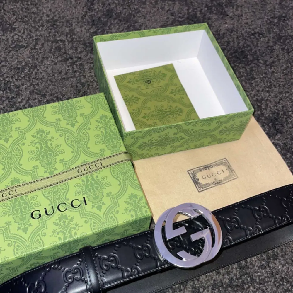Helt nytt Gucci bälte till salu! Extremt bra kvalitet på bältet! Påse,box och dust bag med följer till bältet! Hör av er vid mer frågor. Fraktar runt hela landet och möts även upp i Göteborg! Bältet är runt 120cm. Accessoarer.