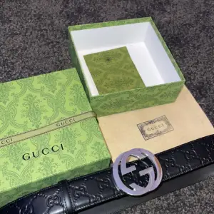 Helt nytt Gucci bälte till salu! Extremt bra kvalitet på bältet! Påse,box och dust bag med följer till bältet! Hör av er vid mer frågor. Fraktar runt hela landet och möts även upp i Göteborg! Bältet är runt 120cm