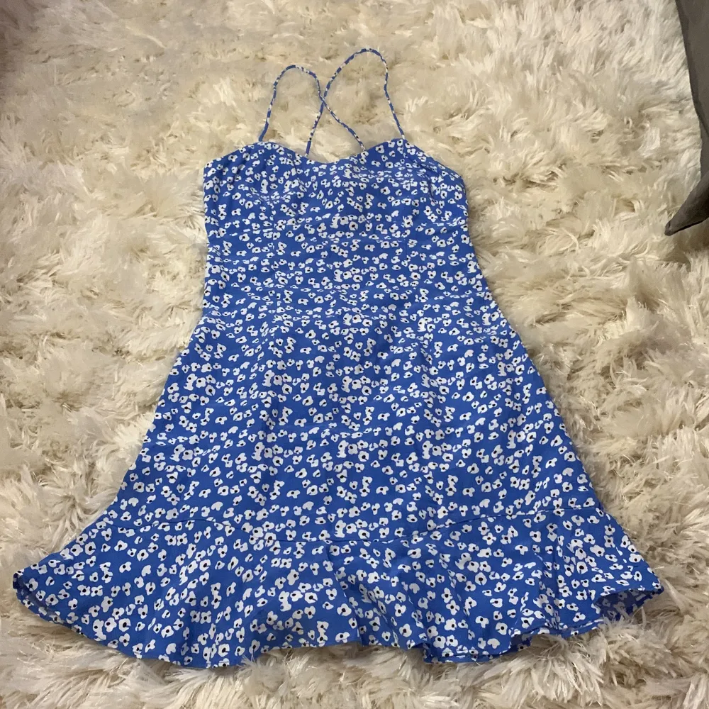 Jag säljer denna blå blommiga klänningen ifrån Zara då den tyvärr har blivit liten för mig. Den är hel och fin inga defekter. . Klänningar.