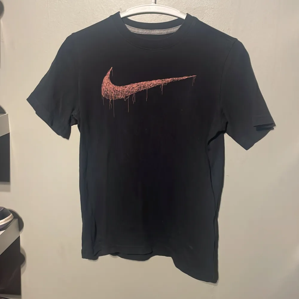 Nike t-shirt. Står att den är storlek M, men sitter som S. . T-shirts.